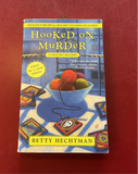 Hooked on Murder: A Crochet Mystery (#1) - Betty Hechtman